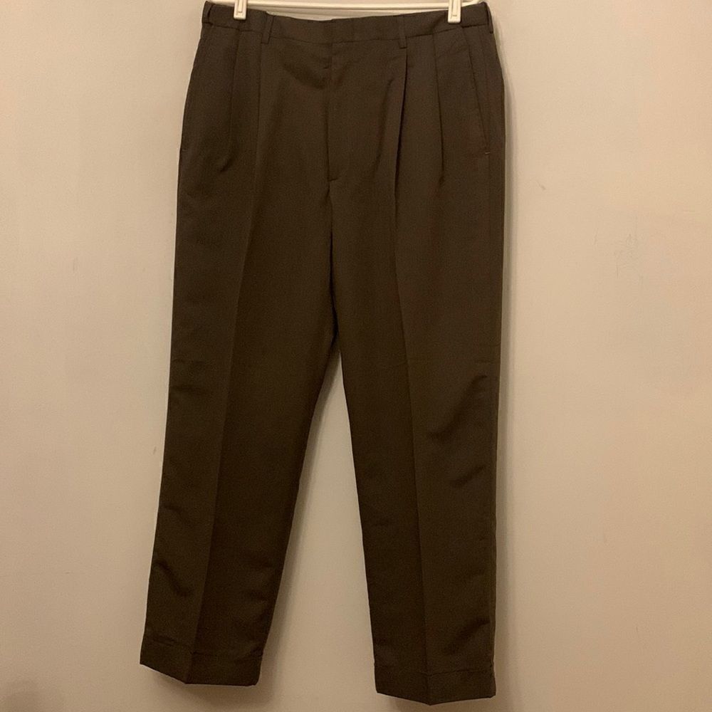 Haggar classic fit pleated, cuffed wrinkle free brown pants Size 38W X 30L NWT